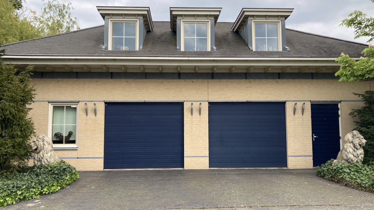 Twee garagedeuren en twee leeuwen